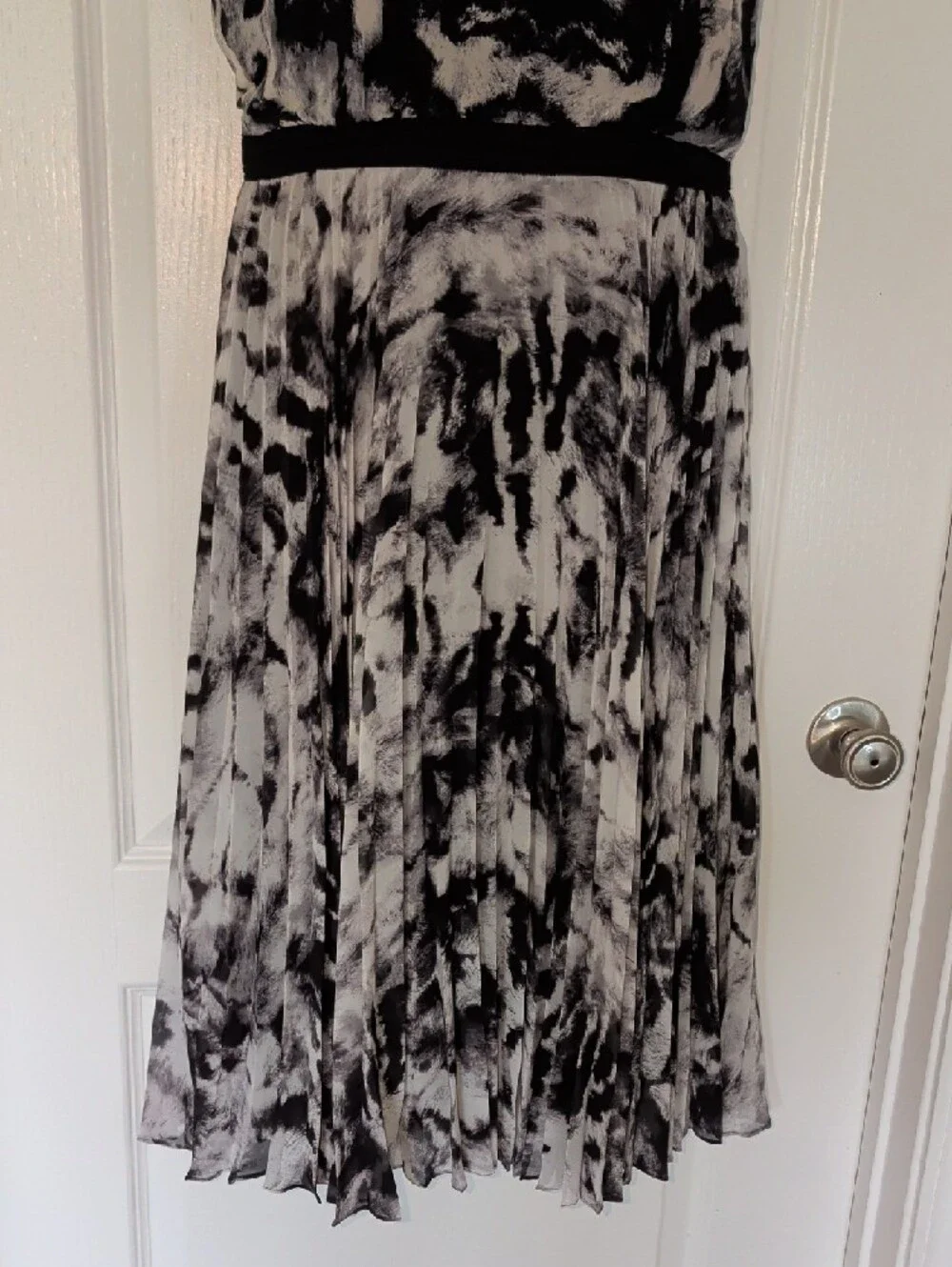 Karen Millen Black and White Printed Short-Sleeve Midi Dress - Picture 3 of 14